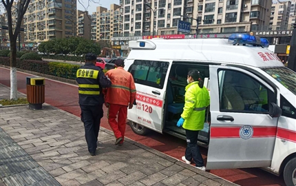 老人昏倒在地，扶还是不扶？民泰保安给出温暖坚定的答案 ——浙江民泰驻东湖市容项目队员积极救助昏倒老人