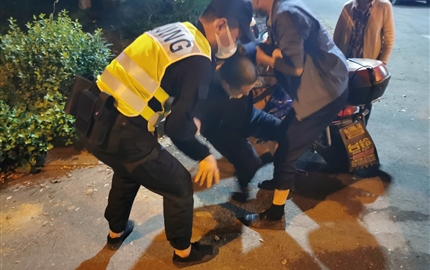 救助受伤老人 爱心彰显品格——民泰保安驻闲林辅警项目队员救助骑电瓶车摔倒的大叔