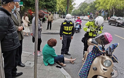可恨！阿姨被撞伤  肇事者逃逸   可赞！保安遇此事  报警受表扬